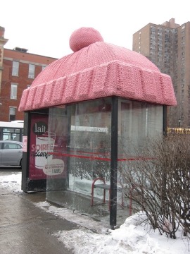 Вы знаете, что сейчас популярно? Вязание и вязание крючком. «Le Lait» – производитель молочной продукции, проводя зимнюю рекламную кампанию, «утеплили» автобусные остановки в Монреале вязаными розовыми шапочками.