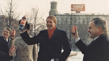 Значительно позже продукции ПепсиКо, в 1980 году к Олимпиаде '80, в СССр пришла Coca Cola
