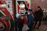 Торговый автомат с рекламой Пепси, выполненной по канонам брендинга марки тех лет. Обратите внимание, слева - "но-нэйм" "прохладительный напиток". По-моему - это был "тархун"
