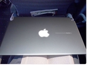 Откидной столик в самолете, имитирующий новый MacBook Air