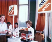 1980 год. Консьюмер промоушн  и оформление точек продаж 
Кока-Кола. По требованию "советской стороны" бренд должен был писаться по-русски.