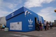 Это, мега-популярный формат точки присутствия  (POP - point of present) марки, именуемый "POP-UP STORE" Это фирменный стенд-магазин Adidas появился на музыкальном фестивале Primavera в Барселоне в 2011 году. Компания представила стенд, похожий на гигантскую обувную коробку Adidas. Что такое pop-up store смотрите в словаре маркетолога.
